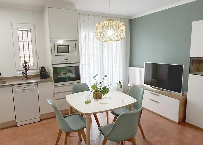 Comillas - Urbanizacion Lagos Azules - Netflix, Prime, Wifi & Free Indoor Parking شقة *