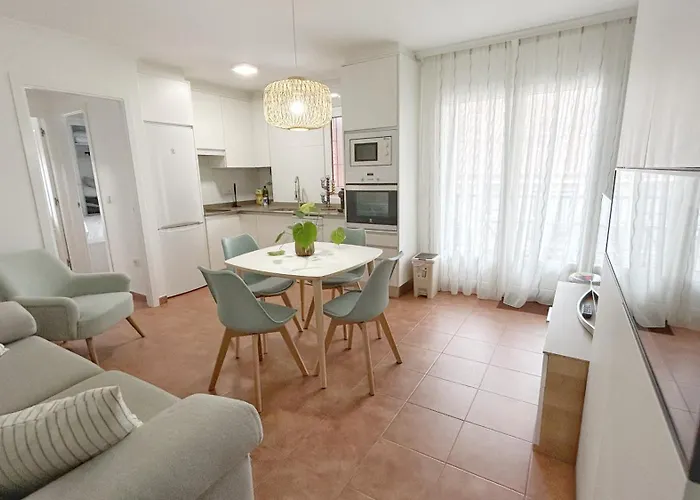 Apartament Comillas - Urbanizacion Lagos Azules - Netflix, Prime, Wifi & Free Indoor Parking Casasola