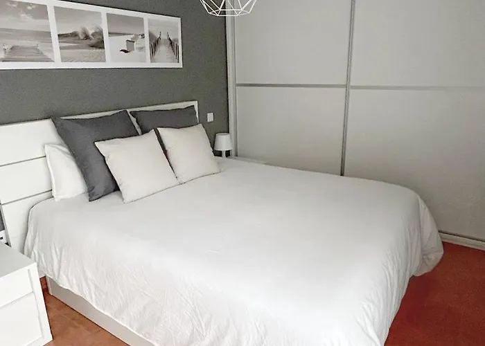 Comillas - Urbanizacion Lagos Azules - Netflix, Prime, Wifi & Free Indoor Parking *