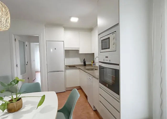 Comillas - Urbanizacion Lagos Azules - Netflix, Prime, Wifi & Free Indoor Parking Apartament