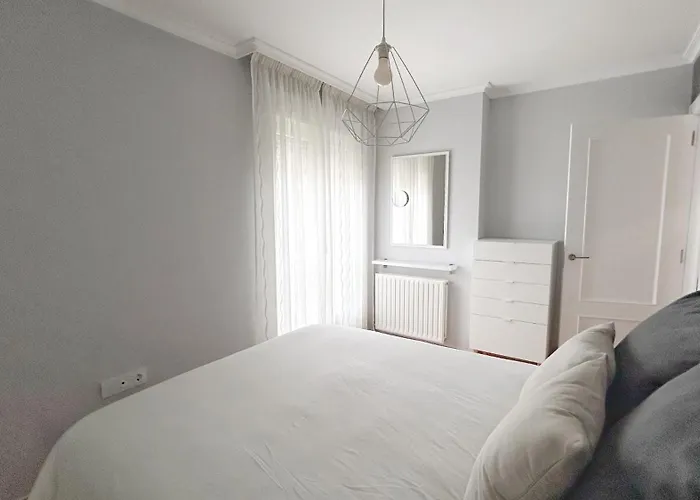 Comillas - Urbanizacion Lagos Azules - Netflix, Prime, Wifi & Free Indoor Parking